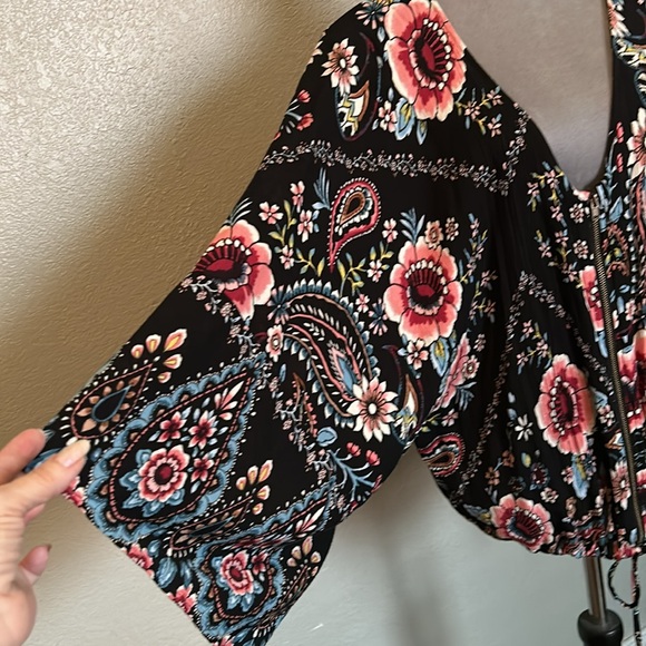 NWOT Black Floral Print Crop Top - Picture 3 of 6